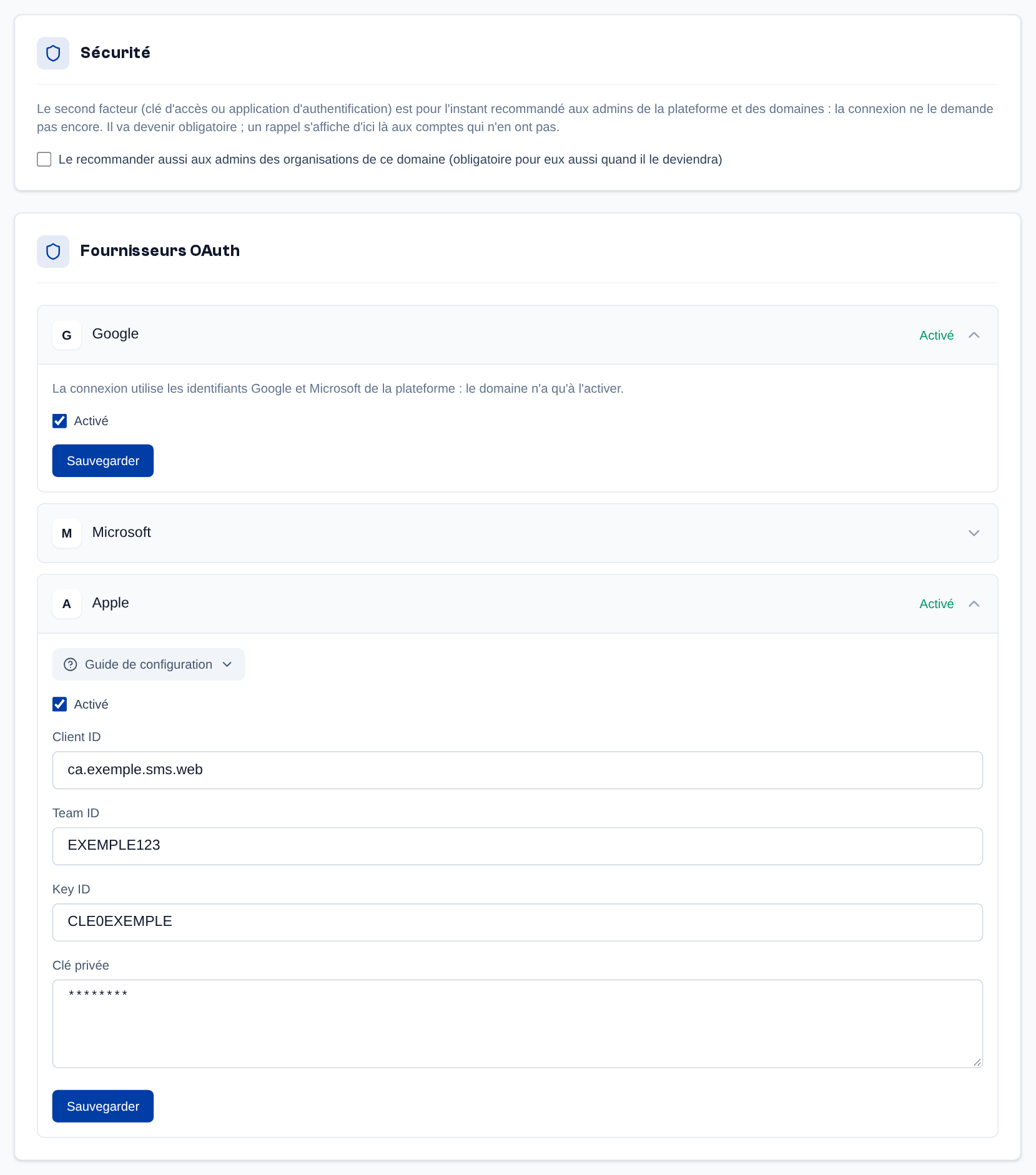 La page Domaine, onglet Général, vue par le super admin : la section Sécurité (second facteur des admins des organisations), puis les fournisseurs OAuth : Google déplié (une case, il utilise les identifiants de la plateforme), Apple déplié (les secrets restent masqués).